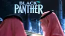 Pengunjung menunggu dekat banner film Black Panther selama acara gala undangan di King Abdullah Financial District Theatre, ibu kota Riyadh, Rabu (18/4). Setelah pelarangan selama 35 tahun, bioskop kembali beroperasi di Arab Saudi. (AP/Amr Nabil)
