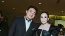Meski bukan saat kondangan, outfit serba hitam dari Chelse dan Clinton ini bisa jadi opsi lain. Chelsea nampak kenakan dress leather dengan aksen pleated. Sedangkan Rob kenakan double breasted dan kemeja putih berkerah tinggi [@chelseaislan]