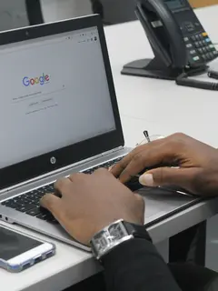 Ilustrasi google bisnis. (dok.  Benjamin Dada/Unsplash)