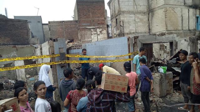 Polisi melakukan olah TKP untuk mengetahui penyebab kebakaran di Tamansari (Dok. Polisi)