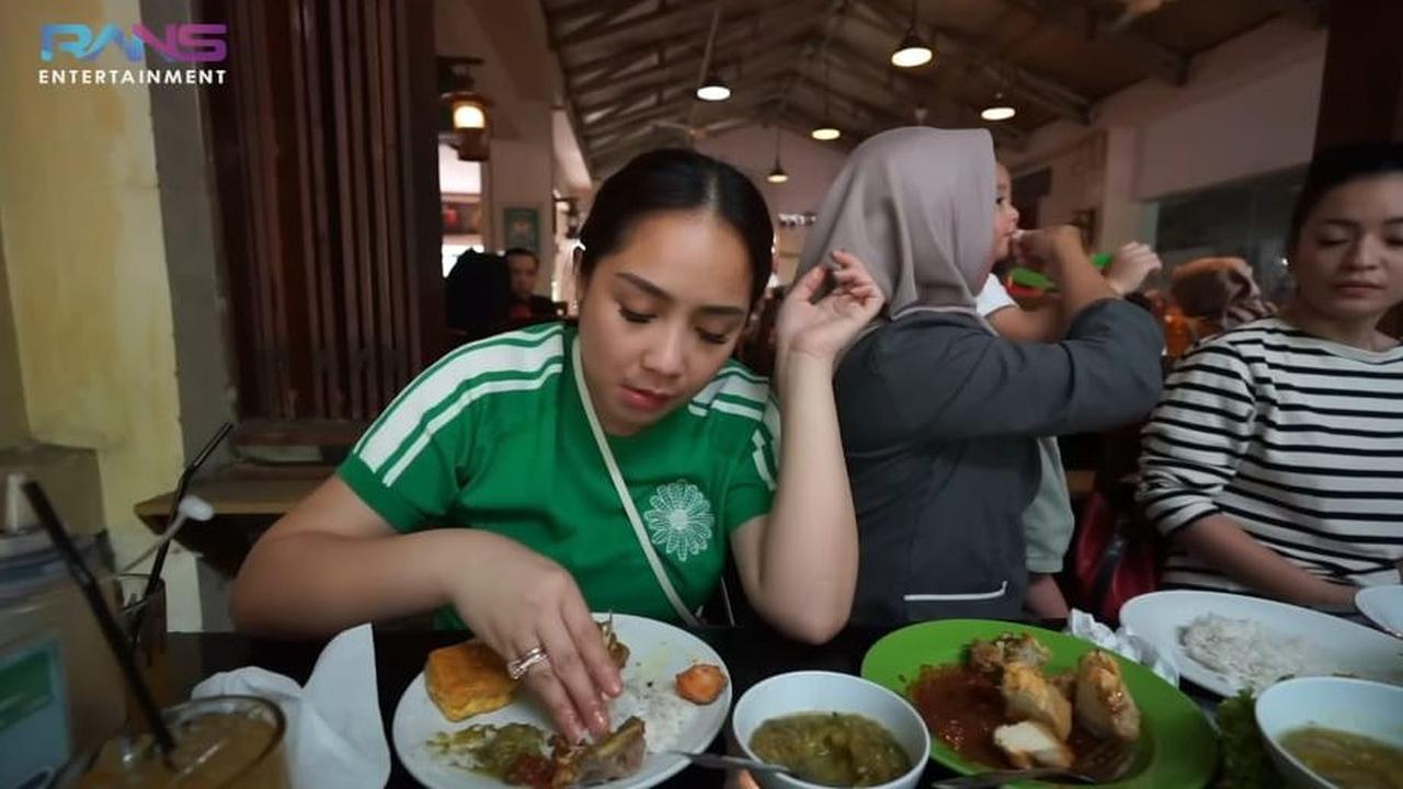 Sus Rini pun langsung menyuapi Rayyanza dengan ikan asin. Saat disuapi oleh Sus Rini, bayi yang sudah miliki banyak sekali penggemar itu tengah sibuk bermain dengan sendok nasi.