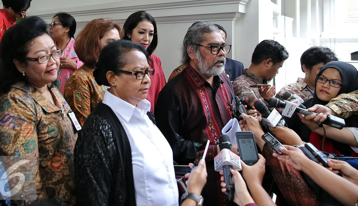 Ketua Komnas PA, Arist Merdeka Sirait saat ditanya wartawan usai bertemu Presiden Jokowi di Istana Merdeka, Jakarta, Rabu (3/2). Kedatangannya mendesak Presiden agar segala bentuk kekerasan anak harus ditindak dengan tegas. (Liputan6.com/Faizal Fanani)