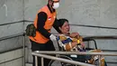 Sejumlah korban kebakaran kapal KM Mutiara Sentosa II tiba di Dermaga Jamrud Utara, Pelabuhan Tanjung Perak, Surabaya, Jawa Timur, Selasa (4/8/2026).