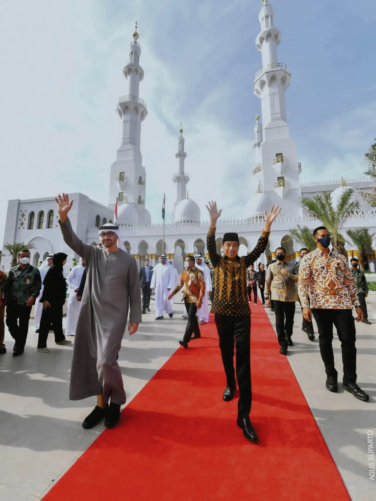 Fakta-Fakta Masjid Raya Sheikh Zayed Solo, Desain hingga Lorong Penuh ...