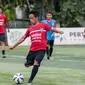 Gelandang Bali United, I Gede Sukadana, bersiap mengumpan bola saat latihan di Lapangan Pertamina, Simprug, Jakarta, Rabu (6/4/2016). Latihan ini merupakan persiapan jelang Trofeo Persija, Sabtu (9/4/2016) nanti. (Bola.com/Vitalis Yogi Trisna)