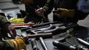 Petugas memisahkan bagian senjata selama penghancuran senjata api yang di Kamp Militer 1-A di Kota Meksiko, (1/8). Menurut data resmi dari Sekretaris Pertahanan Meksiko, dari 24-31 Juli 2017,769 senjata api dihancurkan. (AFP Photo/Bernardo Montoya)