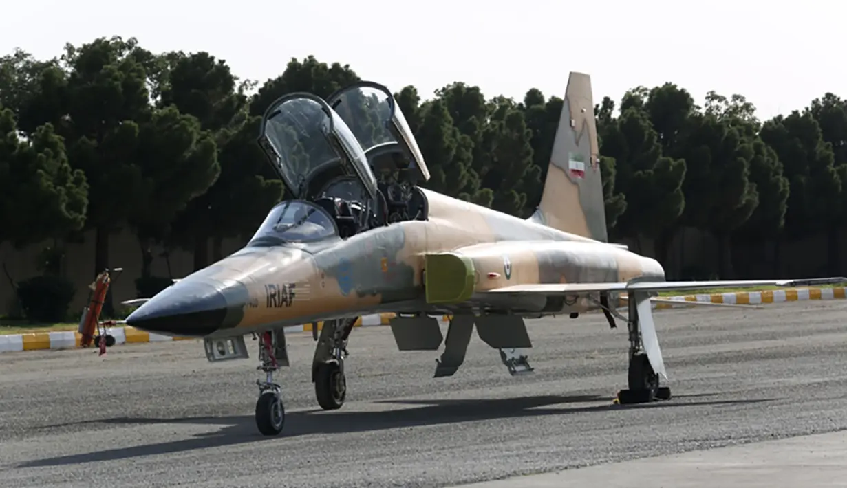 Gambar yang dirilis Kementerian Pertahanan Iran pada 21 Agustus 2018 memperlihatkan jet tempur terbaru generasi keempat bernama Kowsar. Jet tempur Kowsar memiliki dua kokpit dengan sirip ekor tunggal. (AFP/IRANIAN DEFENCE MINISTRY/HO)