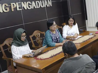 Komisioner Komnas HAM, Sandrayati Moniaga (kedua kiri) melakukan audiensi dengan perwakilan KontraS, YLBHI serta GERAK di Jakarta, Rabu (15/5/2019). KontraS, YLBHI serta GERAK melaporkan pencideraan Hari Buruh 2019 dengan Kekerasan yang dilakukan oleh aparat. (Liputan6.com/Helmi Fithriansyah)