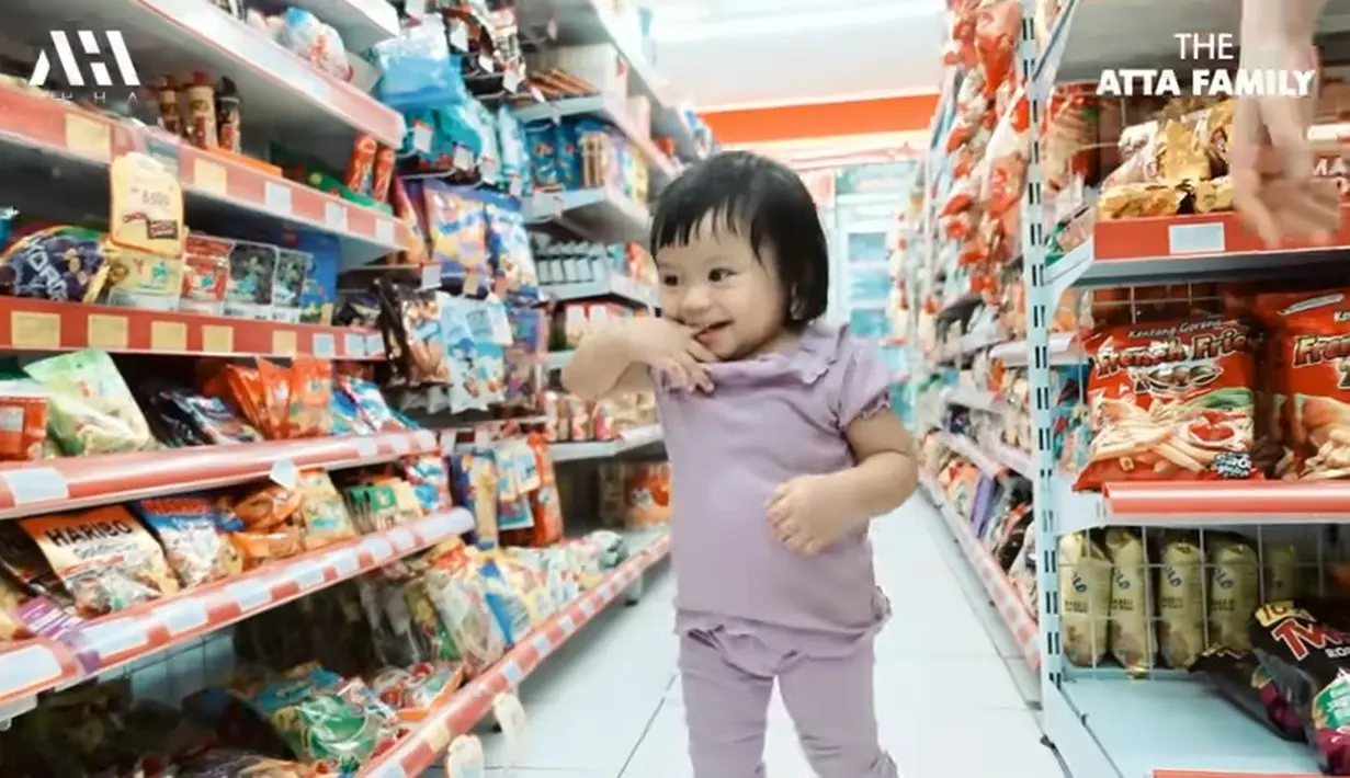 Baby Ameena tampak begitu senang ketika diajak jalan-jalan oleh papanya. Sebelum mencari jajanan tradisiona, Atta terlebih dulu masuk ke mini market untuk membeli beberapa snack. [Youtube/AH]
