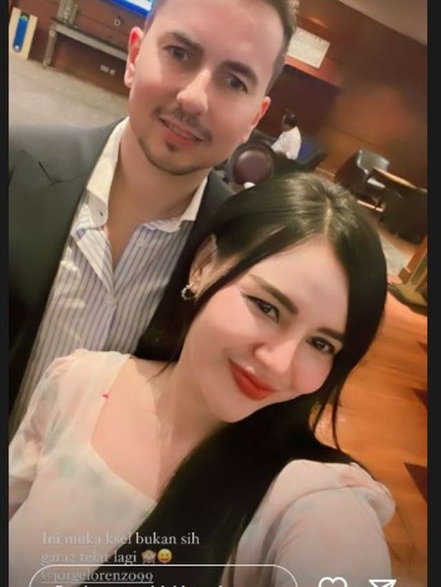 Novi Rizkiyanti bersama legenda MotoGP Jorge Lorenzo (https://www.instagram.com/stories/novirizkiyanti/2988669027565205865/)
