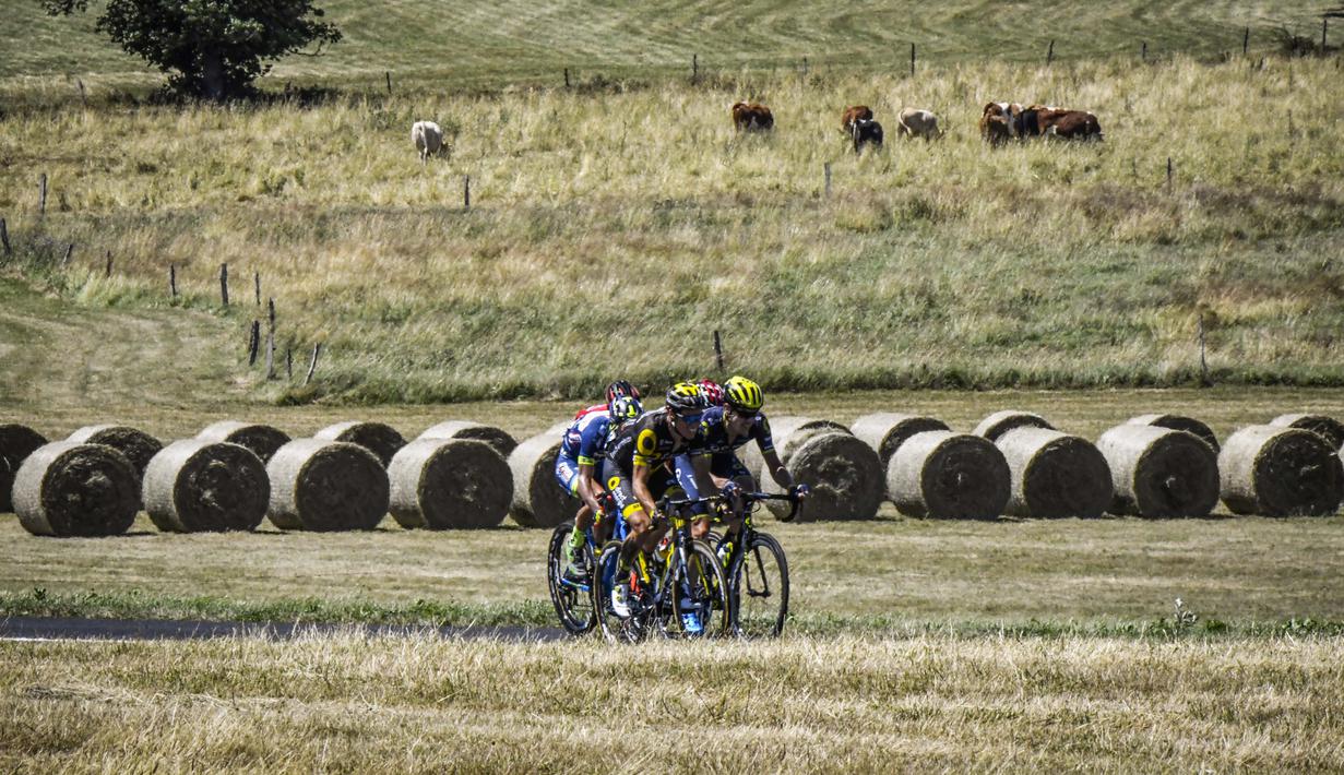Para pebalap saling berebut menjadi terdepan pada balapan  Tour de France pada etape ke-16 dengan jarak 165 km dari Le Puy-en-Velay dan Romans-sur-Isere, (18/7/2017).  (AFP/Jeff Pachoud)