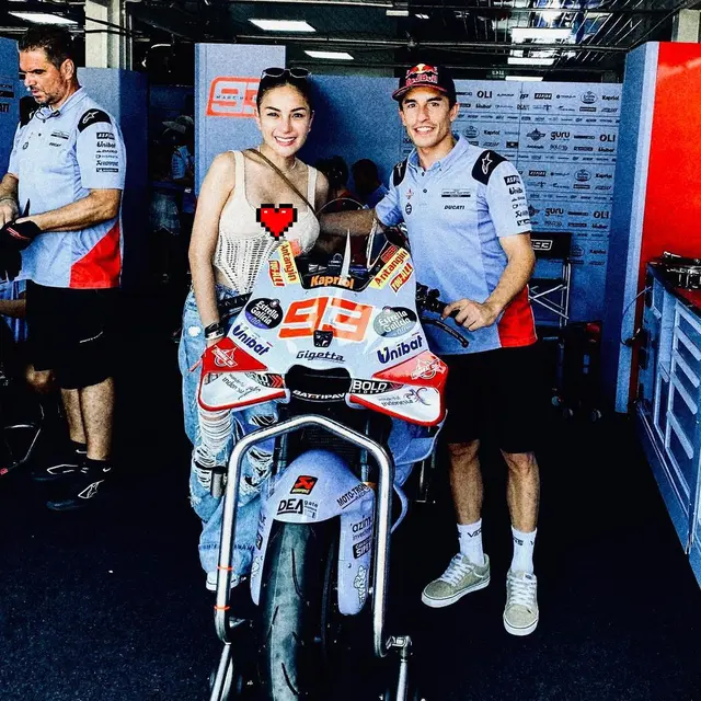 Nikita Mirzani dan Marc Marquez