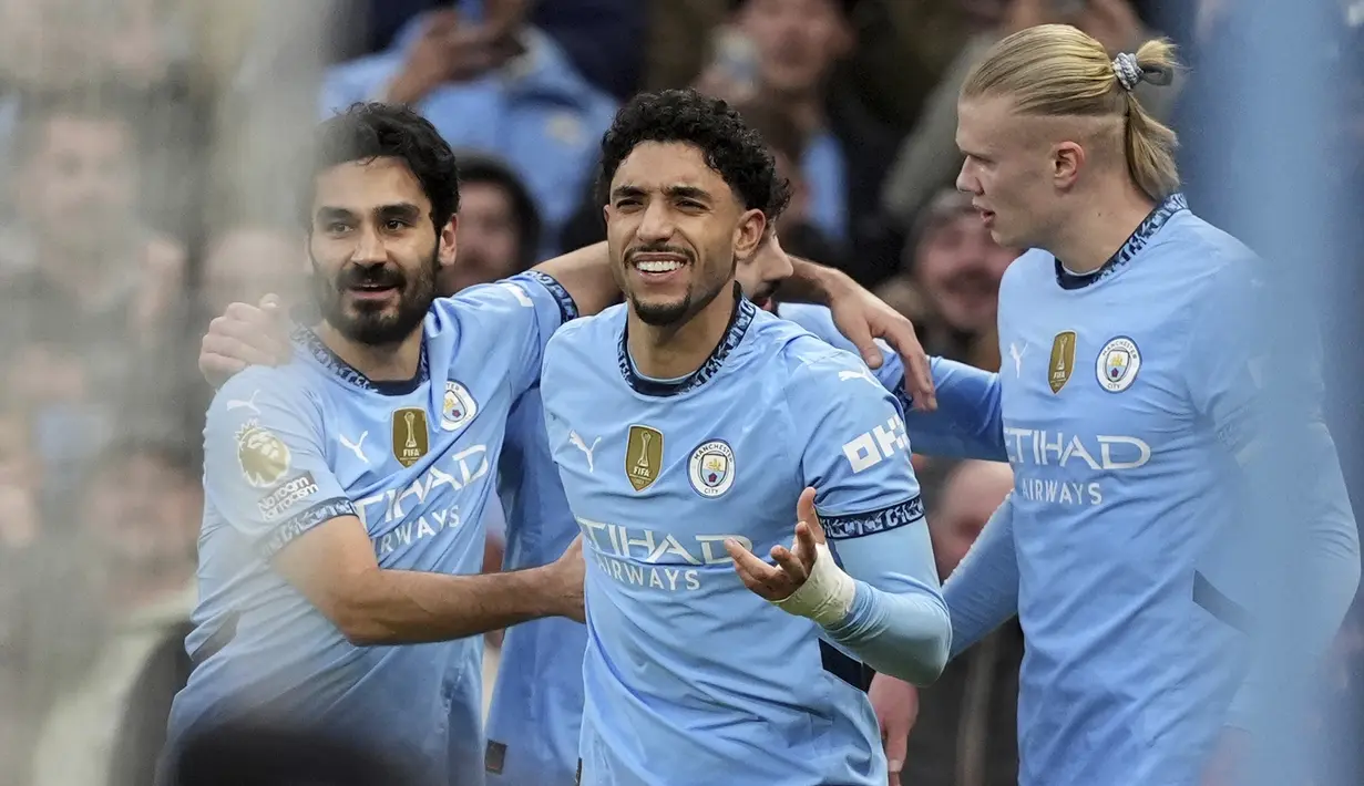 Pemain Manchester City merayakan gol yang dicetak oleh Omar Marmoush (tengah) dalam laga lanjutan Liga Inggris 2024/2025 melawan Newcastle di Etihad Stadium, Manchester, Inggris, Sabtu (15/02/2025) waktu setempat. (AP Photo/PA/Martin Rickett)
