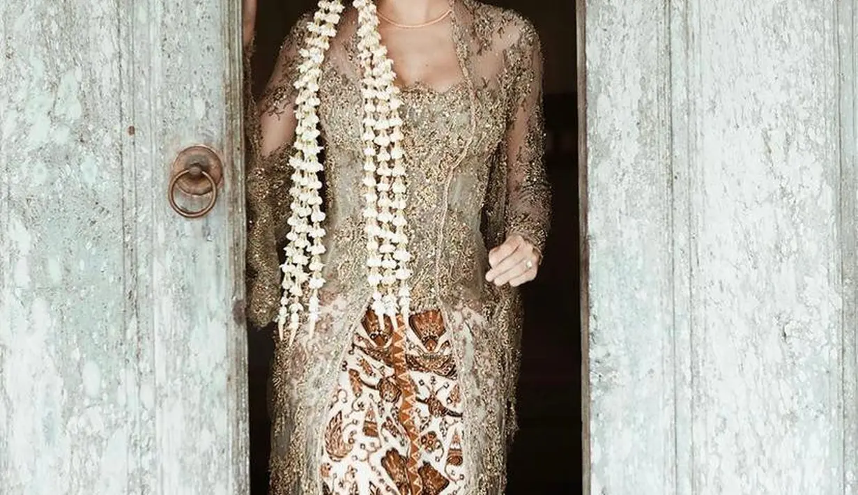 Menurut penuturan sang desainer di Instagram, kebaya Estelle terinspirasi dari pengantin Jogja. (Instagram/estelleelinden/prabawasurya).