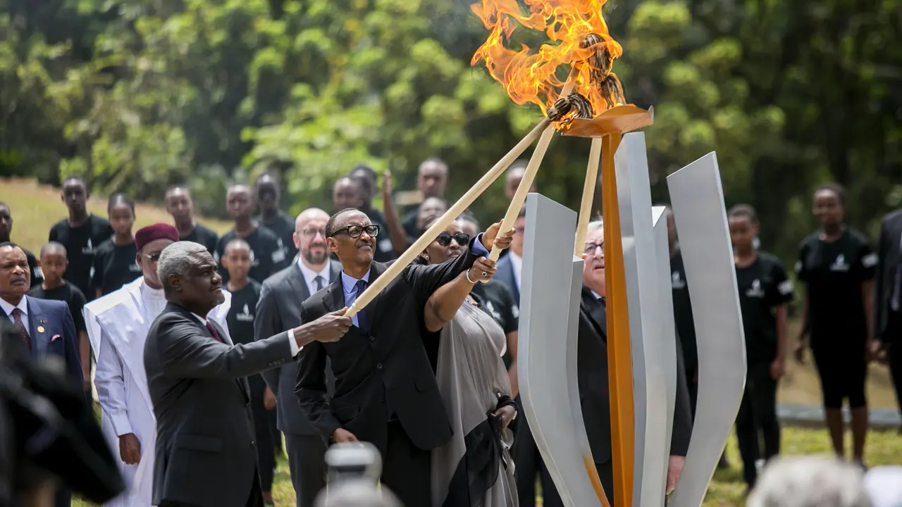 Tampak Presiden Rwanda Paul Kagame dan beberapa pemimpin negara menyalakan obor di Kigali Genocide Memorial pada Minggu (7/4/2019) memulai secara resmi 100 hari periode berkabung (Presidency Rwanda, Twitter.com/@UrugwiroVillage)