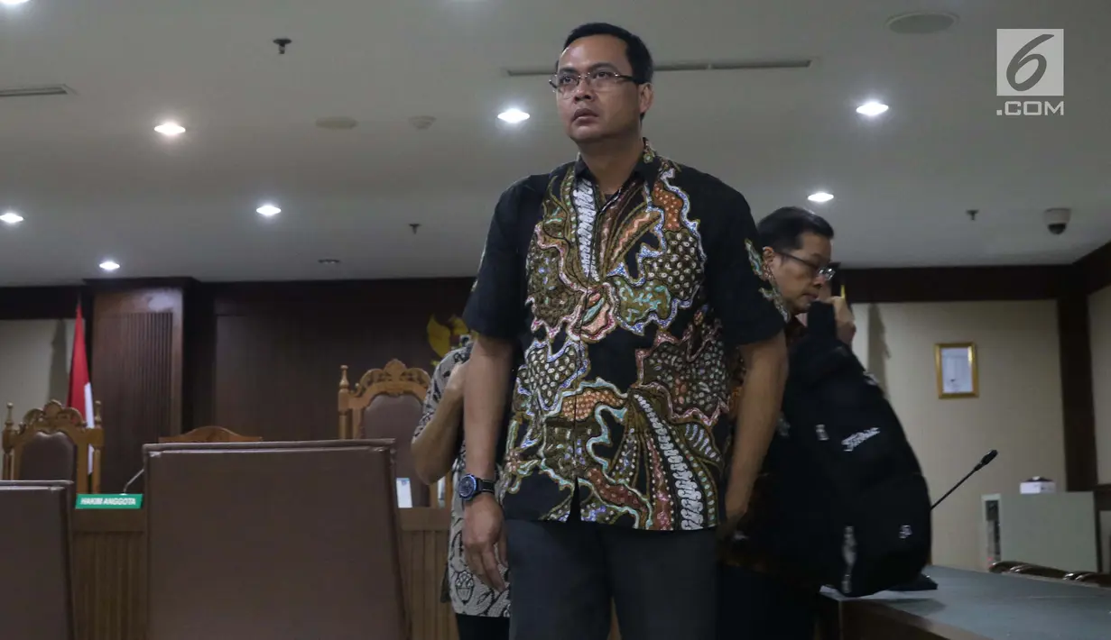 Terdakwa suap anggota DPRD Kalteng Teguh Dudy Syamsuri Zaldy usai menjalani sidang putusan di Pengadilan Tipikor, Jakarta, Rabu (13/3). Bersama Edy Saputra Suradja, Willy Agung, Teguh Dudy dihukum 1 tahun 8 bulan penjara. (Liputan6.com/Helmi Fithriansyah)