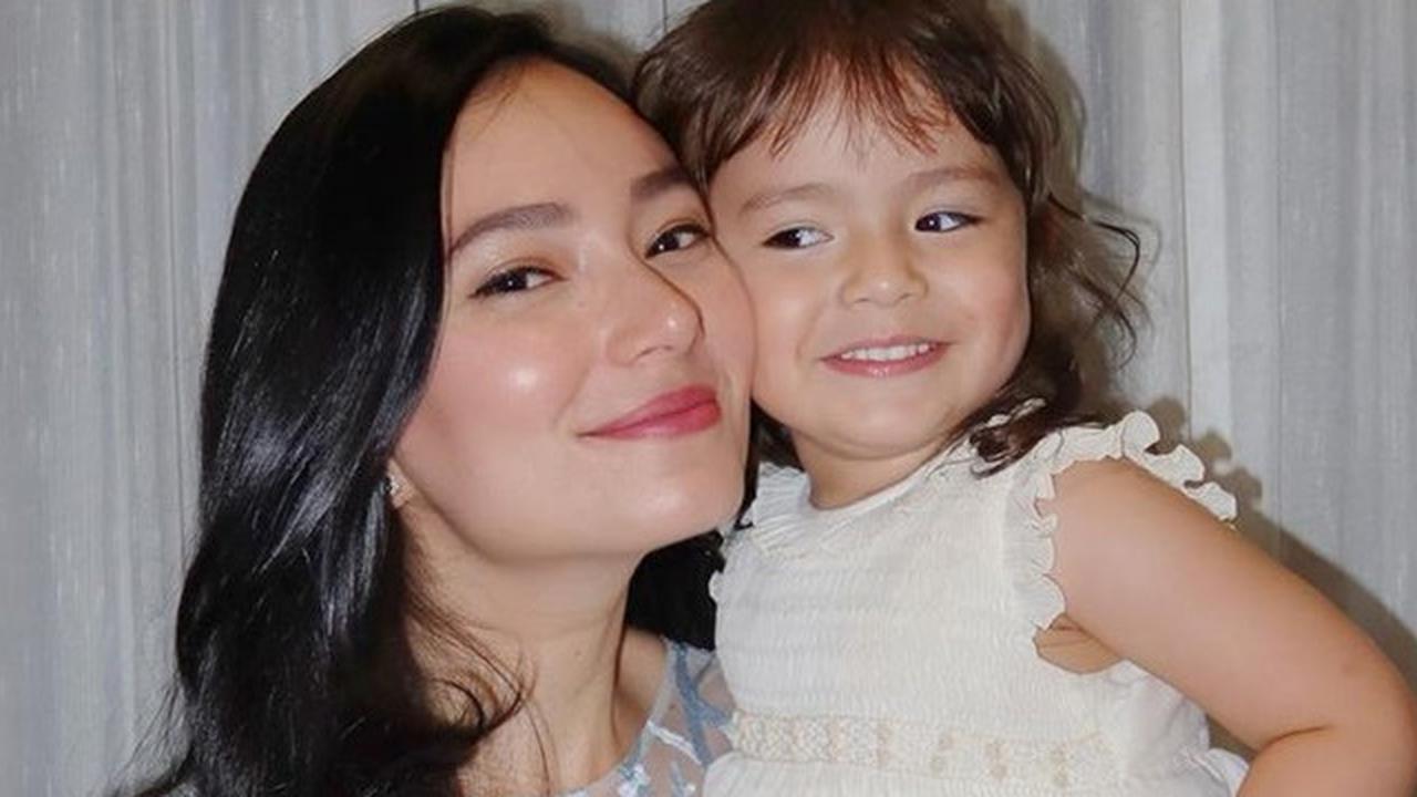 Asmirandah Unggah Foto Masa Kecil Sandingkan dengan Sang Putri, Seberapa Mirip Ibu dan Anak ini?