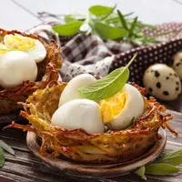 Ilustrasi telur puyuh rebus./Copyright shutterstock.com/g/VitalinaRybakova