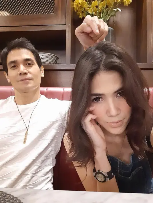 Pemilik nama lengkap Setyo Nugroho ini terlihat bucin dengan arsitek cantik yang disebut jadi kekasihnya, Dee Adnan. (FOTO: instagram.com/realnugros/)