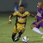 Gelandang Mitra Kukar, Hendra Adi Bayau (kiri) berebut bola dengan Erik Setiawan (Persita) di turnamen Piala Presiden 2015 di Stadion I Wayan Dipta, Gianyar, Bali, Minggu (30/8). Mitra Kukar menahan imbang Persita 0-0. (Liputan6.com/helmi Fithriansyah)