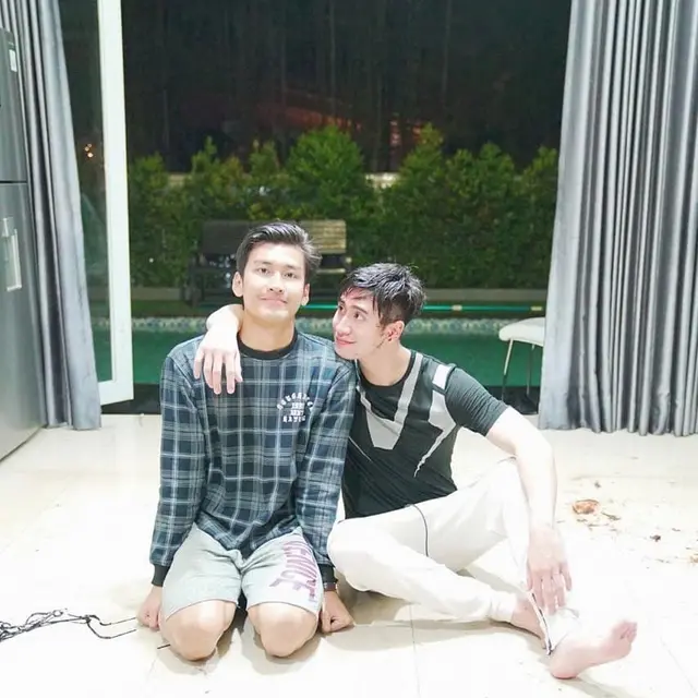 Kerap Main Sinetron Bareng, Ini 6 Potret Persahabatan Verrell Bramasta dan Anrez Adelio