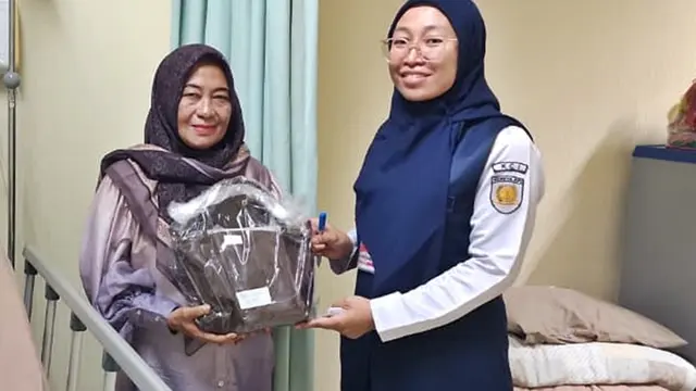 KAI Commuter kembalikan barang milik penumpang kecelakaan kereta di Bekasi Timur. (Dok KCI)