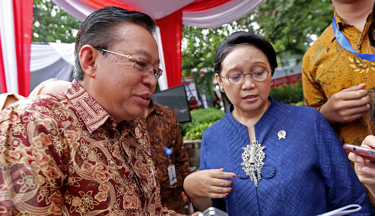 Managing Director Sinar Mas, G. Sulistiyanto berbincang dengan Menteri Luar Negeri Retno Marsudi saat menggelar Bazar Rakyat di lapangan parkir Kementerian Luar Negeri, Jakarta. (19/08). (Liputan6.com/Angga Yuniar)