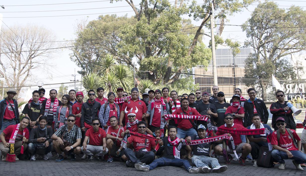 Pendukung Bali United foto bersama di depan hotel tempat pemain jelang laga perempat final antara Bali United melawan Arema Cronus di Malang, Sabtu (19/9/2015). (Bola.com/Vitalis Yogi Trisna)