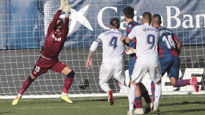 Penjaga gawang Levante Aitor Fernandez, kiri, menghentikan bola di samping pemain Real Madrid Sergio Ramos, kiri kedua, pada pertandingan sepak bola La Liga Spanyol antara Levante dan Real Madrid di stadion Ceramica di Villarreal, Spanyol, Minggu, 4 Oktob