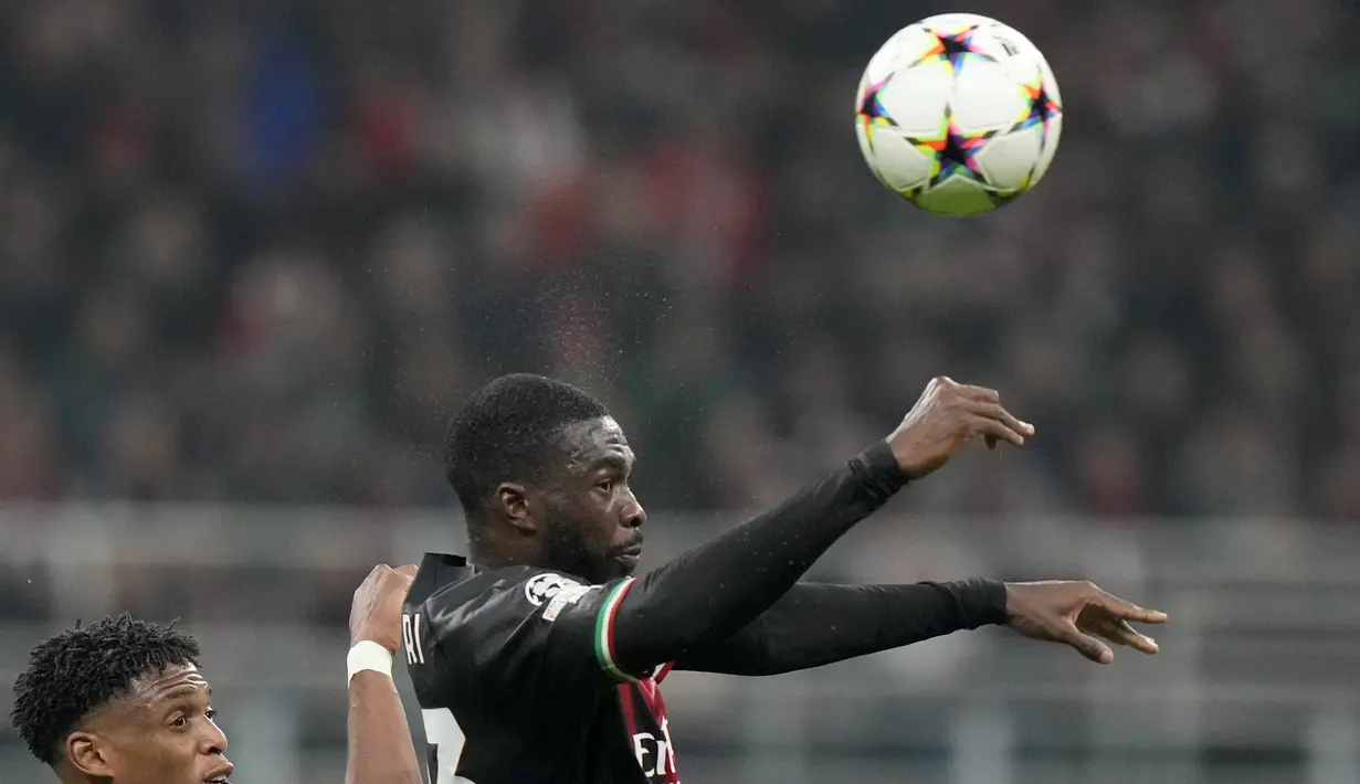 <p>Bek AC Milan, Fikayo Tomori berduel memperebutkan bola dengan pemain FC Salzburg, Junior Adamu dalam pertandingan lanjutan Grup E Liga Champions di stadion San Siro di Milan, Italia, Kamis (3/11/2022). Milan menang atas Salzburg 4-0. (AP Photo/Luca Bruno)</p>