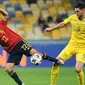 Gelandang Spanyol, Jesus Navas, berebut bola dengan penyerang Ukraina, Roman Yaremchuk, pada laga UEFA Nations League 2020/2021 di Stadion NSK Olimpiyskiy, Rabu (14/10/2020) dini hari WIB. Ukraina menang 1-0 atas Spanyol. (AFP/Sergei Supinsky)