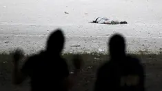 Polisi memeriksa salah satu korban pembunuhan d i sebuah lapangan sepak bola, Cuscatancingo, El Salvador, Minggu (2/8/2015).  Peristiwa ini menewaskan lima orang dan satu luka-luka setelah ditembak  anggota geng Mara Salvatrucha. (REUTERS/Jose Cabezas)