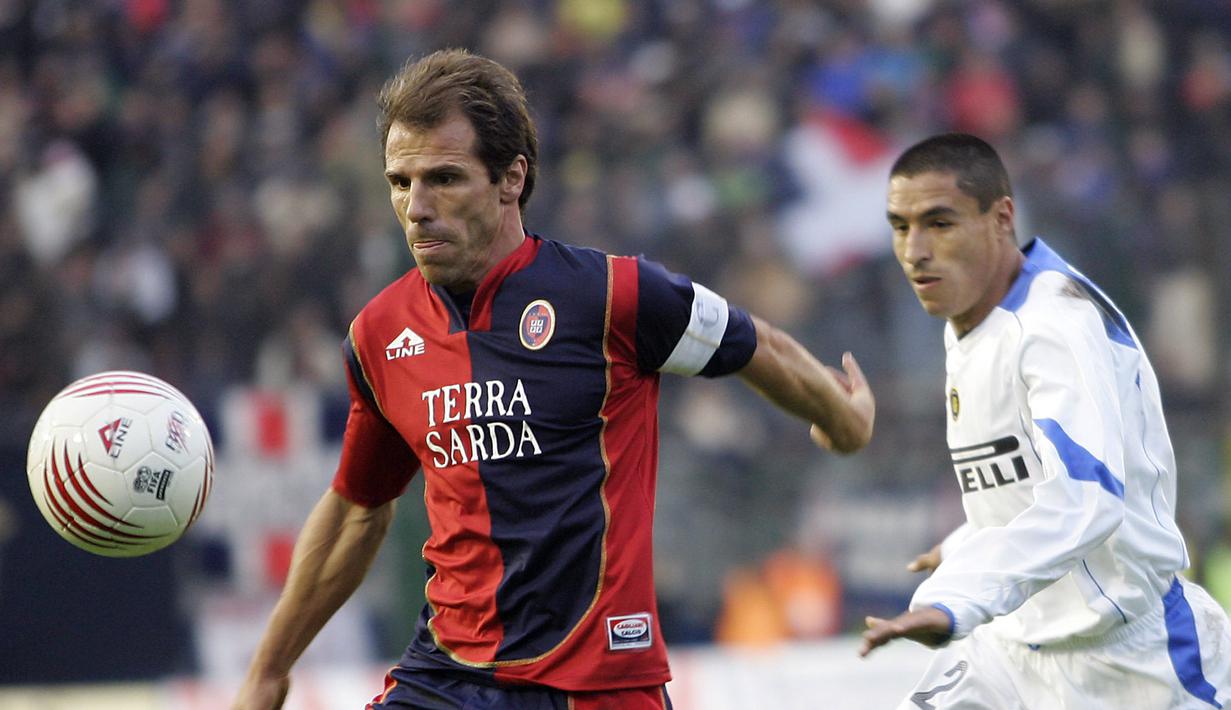 4. Bersama Parma ia memberikan gelar Piala UEFA 1994-95 dan Piala Super UEFA 1993. Kini ia sudah dianggap sebagai legenda Chelsea sepanjang masa. (AFP/Carlo Baroncini)