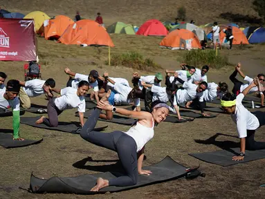 Peserta sedang latihan yoga di Ranu Kumbolo, Taman Nasional Bromo Tengger Semeru, Malang, Minggu (14/10). Kegiatan yang digelar dalam rangka Semen Indonesia Trail Run Camp sebagai ajang try out bagi 40 pelari dalam SMI Trail Run. (Liputan6.com/HO/Eko)