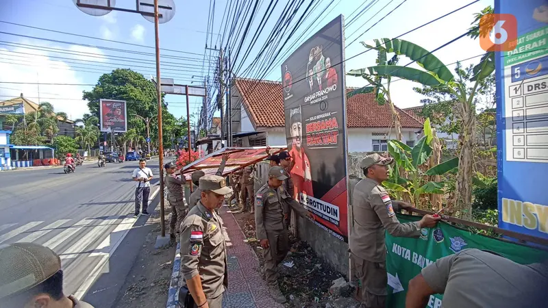 Bawaslu Banyuwangi bersama Satpol PP Banyuwangi melakukan penertiban terhdap APK melanggar Aturan (Hermawan Arifianto/Liputan6.com)