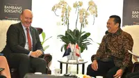 Ketua MPR RI Bambang Soesatyo menerima Duta Besar Selandia Baru untuk Indonesia, H.E. Mr. Jonathan Austin, di Ruang Kerja Ketua MPR RI, Jakarta, Senin (25/11).