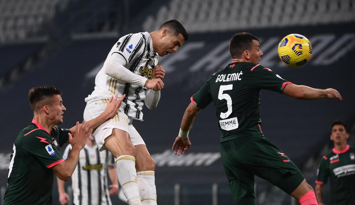 Penyerang Juventus, Cristiano Ronaldo mencetak gol keduanya ke gawang Crotone dalam lanjutan Liga Italia di Allianz Stadium, Selasa dinihari WIB (23/2/2021). Cristiano Ronaldo menyumbang dua gol pada laga ini, sedangkan satu gol lagi disumbang Weston McKennie. (Marco BERTORELLO/AFP)