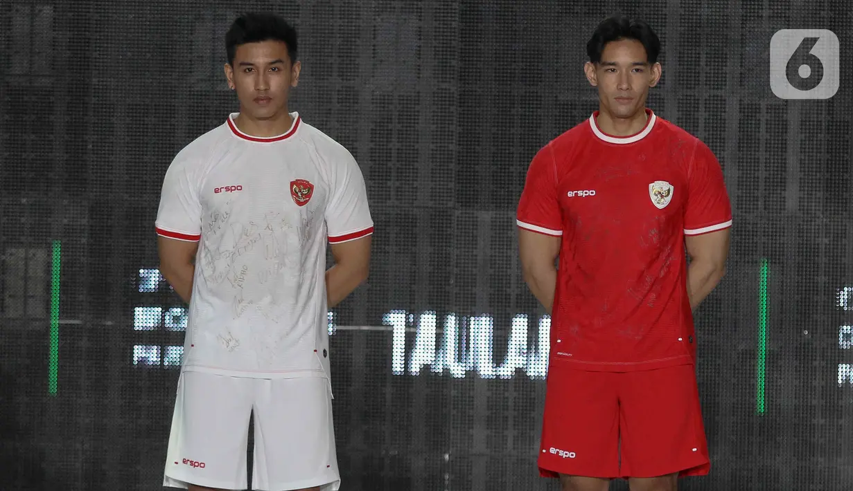 Pada kesempatan itu, Erspo memperlihatkan beragam koleksi yang bakal dikenakan para pemain timnas Indonesia. (Liputan6.com/Herman Zakharia)