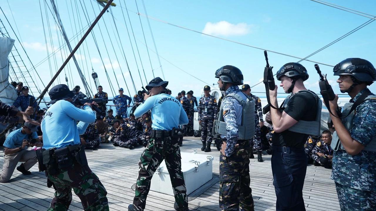 FOTO: Latihan VBSS Warnai Pelayaran Taruna ASEAN di KRI Bima Suci