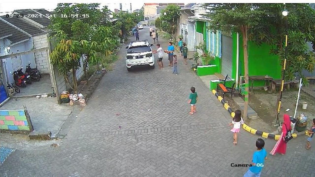 Mobil Fortuner menabrak balita dua tahun di Sidoarjo hingga tewas terpantantau CCTV warga. (Istimewa)
