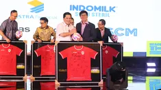 Direktur Utama SCM, Sutanto Hartono (kanan) bersama Ketua Umum PSSI, Erick Thohir, bersamalaman dengan simbolis menyerahkan bola dan jersey Timnas Indonesia tanda simbolis perpanjangan kerja sama antara SCM dengan PSSI dilakukan dalam PSSI Partner Summit 2024 di Hotel Park Hyatt, Jakarta Pusat, pada Senin (16/12/2024). (Bola.com/Abdul Aziz)