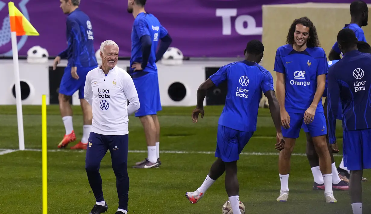 Pelatih Prancis, Didier Deschamps tersenyum saat sesi latihan di stadion Jassim Bin Hamad di Doha, Qatar, Jumat (16/12/2022). Prancis akan melawan Argentina pada pertandingan final Piala Dunia 2022 di Lusail Iconic Stadium, Minggu (18/12/2022). (AP Photo/Petr David Josek)