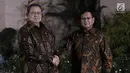 Ketua Umum Partai Demokrat Susilo Bambang Yudhoyono (kiri) dan Ketua Umum Partai Gerindra Prabowo Subianto berjabat tangan seusai melakukan pertemuan tertutup di kawasan Mega Kuningan, Jakarta, Selasa (24/7). (Merdeka.com/Iqbal S. Nugroho)
