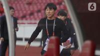 Pelatih Shin Tae Yong sesaat sebelum laga kualifikasi Grup A Piala AFF 2022 antara timnas Indonesia melawan Kamboja di Stadion Utama Gelora Bung Karno, Jakarta, Jumat (23/12/2022). Egy Maulana Vikry dan Witan Sulaeman berhasil melesakkan gol ke gawang Kamboja hingga laga berakhir dengan kemenangan Indonesia 2-1. (Liputan6.com/Helmi Fithriansyah)
