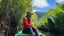 Selain gua, daya tarik wisata yang terdapat di Desa Wisata Rammang-Rammang ini ialah bisa menyusuri sungai dengan perahu, Melihat pemandangan alam yang masih asli, tentu terlihat menyegarkan di mata. Dalam momen liburannya ini banyak para netizen hingga selebriti membanjiri kolom komentar Instagramnya. (Liputan6.com/IG/@lunamaya)