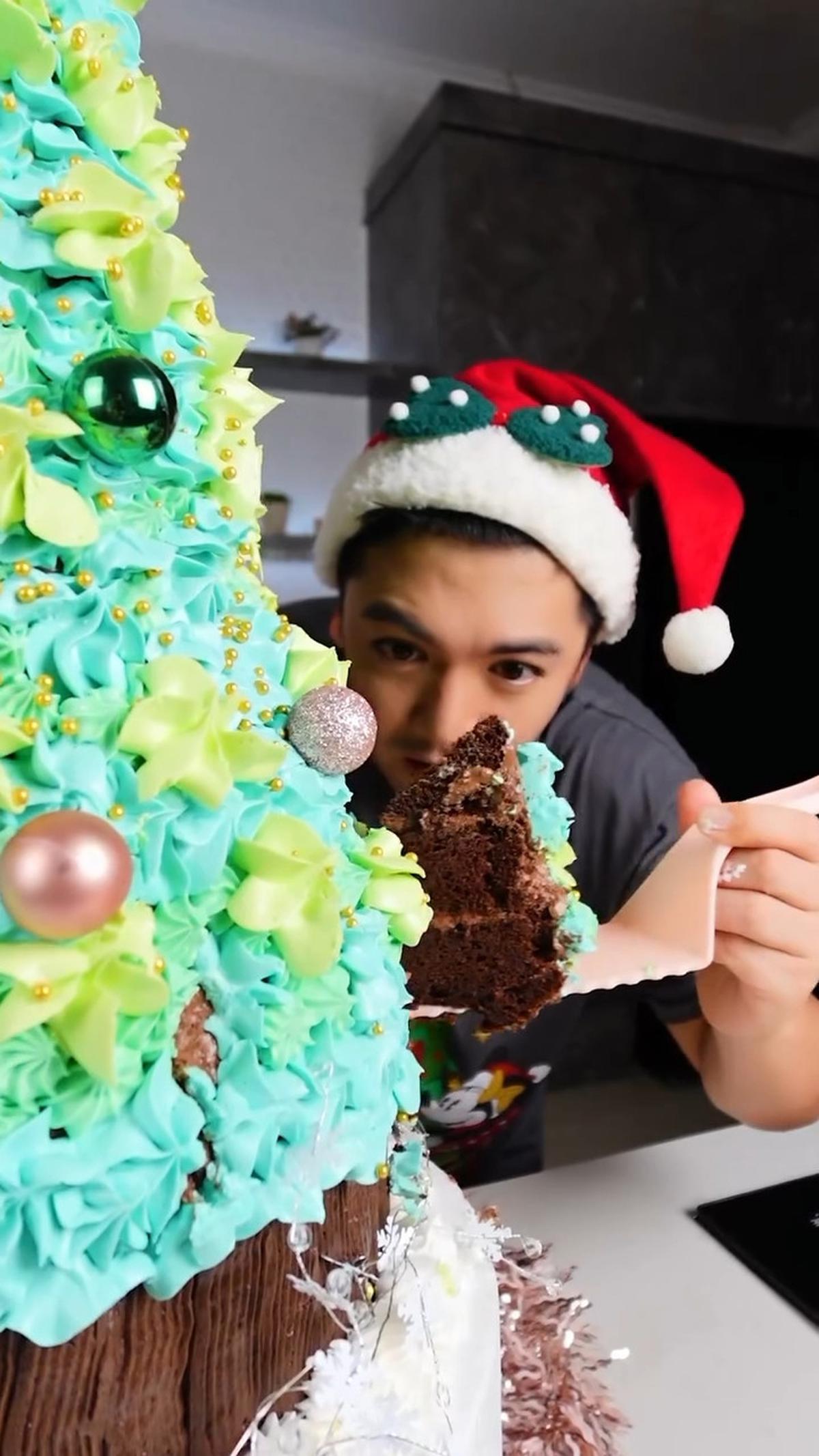 Nicky Tirta Bagikan Video Buat Kue Ukuran Besar Bentuk Pohon Natal, Banjir Pujian