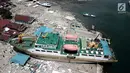 Pandangan udara, sebuah kapal KM Sabuk Nusantara 39 terseret ombak akibat tsunami Pelabuhan Wani, Donggala, Sulawesi Tengah Kamis (4/10). Kapal yang membawa 20 anak buah kapal tidak berpenumpang saat tsunami terjadi. (Liputan6.com/Fery Pradolo)