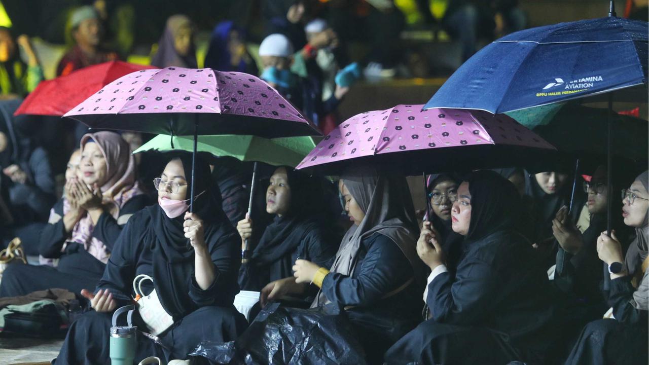 FOTO: Ribuan Warga Padati Tugu Proklamasi, Pemuda Pancasila Gelar Doa untuk Negeri