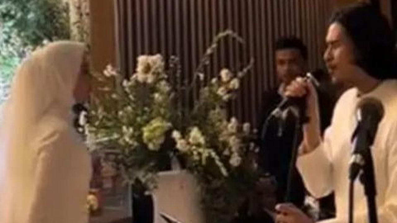 Tak hanya tamu undangan, Virzha sendiri juga menyanyikan lagu untuk istri tercintanya.