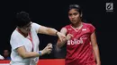 Tunggal putri Indonesia, Gregoria Mariska Tunjung (kanan) mendapat perawatan saat melawan Goh Jin Wei (Malaysia) pada babak pertama Indonesia Masters 2018 di Istora Senayan, Jakarta, Rabu (24/1). (Liputan6.com/Helmi Fithriansyah)